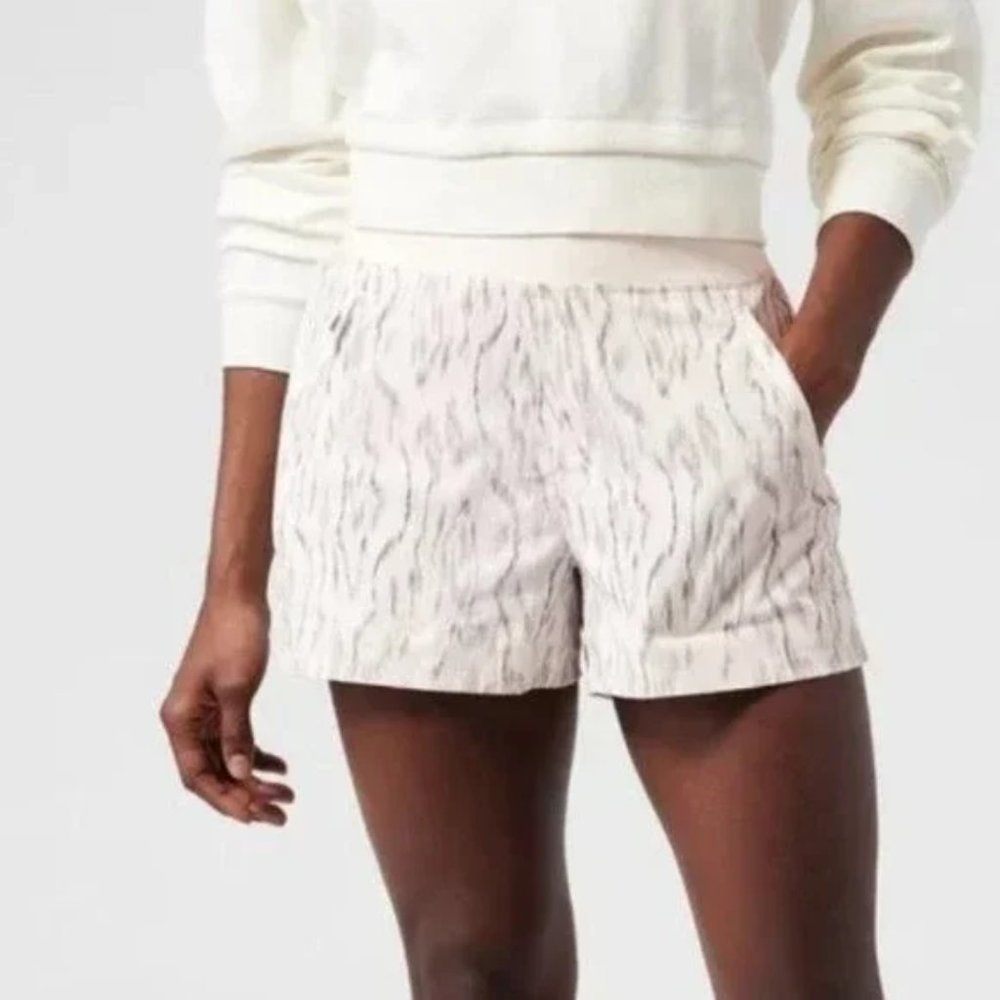 Athleta Trekkie North Short Ikat Magnolia White Gray, Size 4.  NWT.